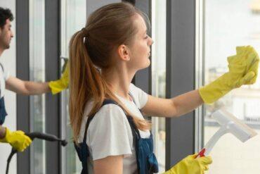 Fenster streifenfrei putzen: Die besten Tipps vom Reinigungs-Profi aus Bochum